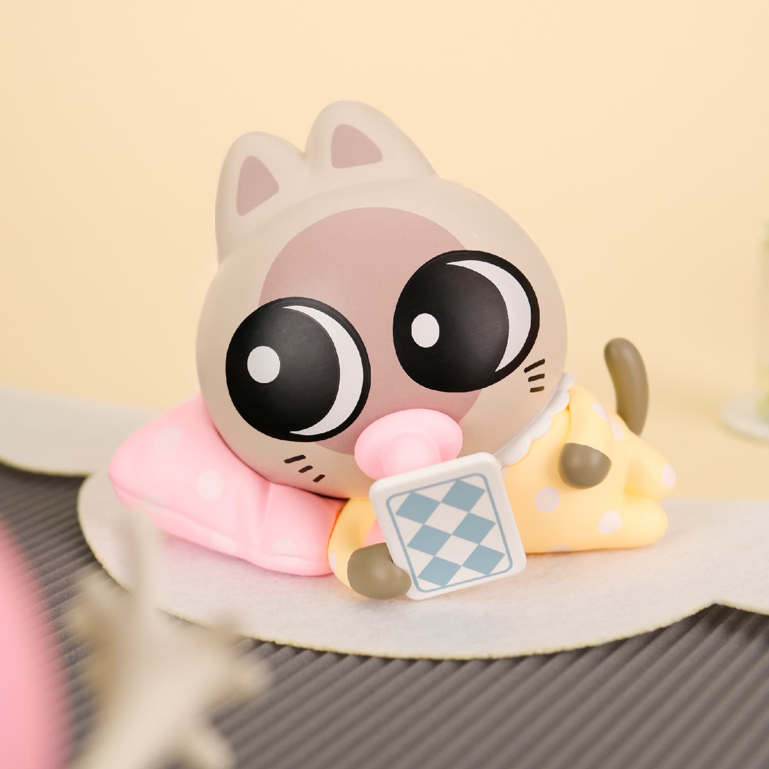 Фигурка 'Котёнок' из серии Lipu Friends Baby Me Blind Box в виде котика на подушке