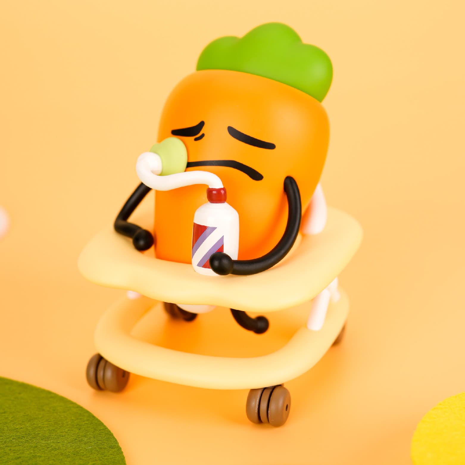 Фигурка 'Напиток' из серии Lipu Friends Baby Me Blind Box в виде морковки с напитком