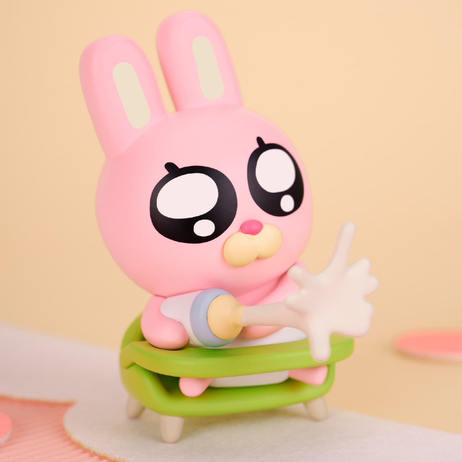 Фигурка 'Пиу-пиу' из серии Lipu Friends Baby Me Blind Box в виде розового кролика