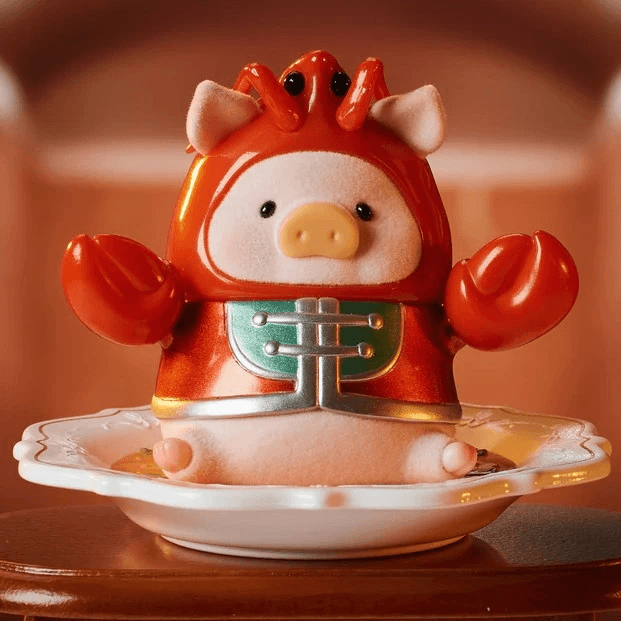 Фигурка 'Лобстер-биск' из серии Lulu Pigchelin Restaurant Blind Box в виде поросенка в костюме лобстера