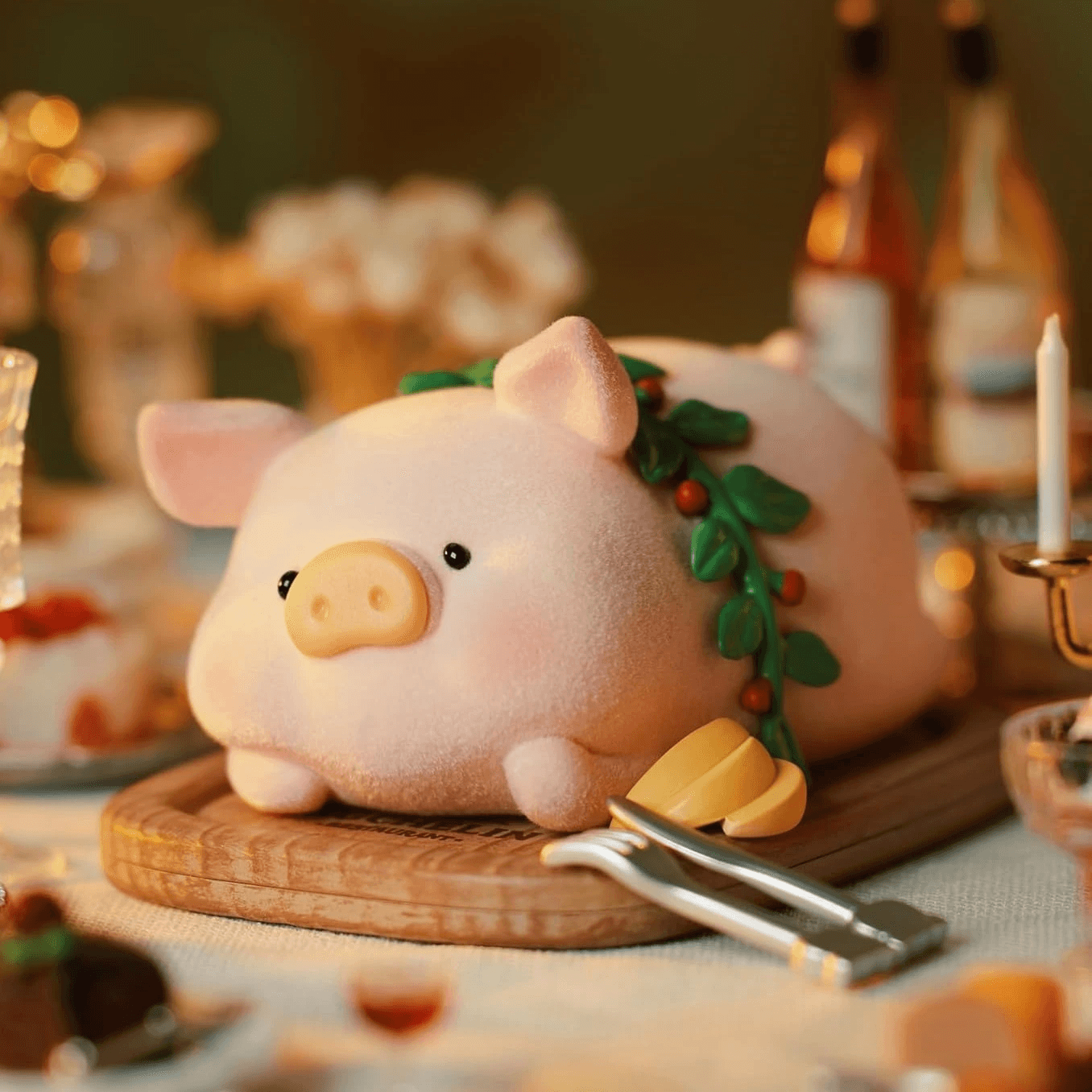 Фигурка 'Коронное блюдо' из серии Lulu Pigchelin Restaurant Blind Box в виде поросенка, украшенного зеленью