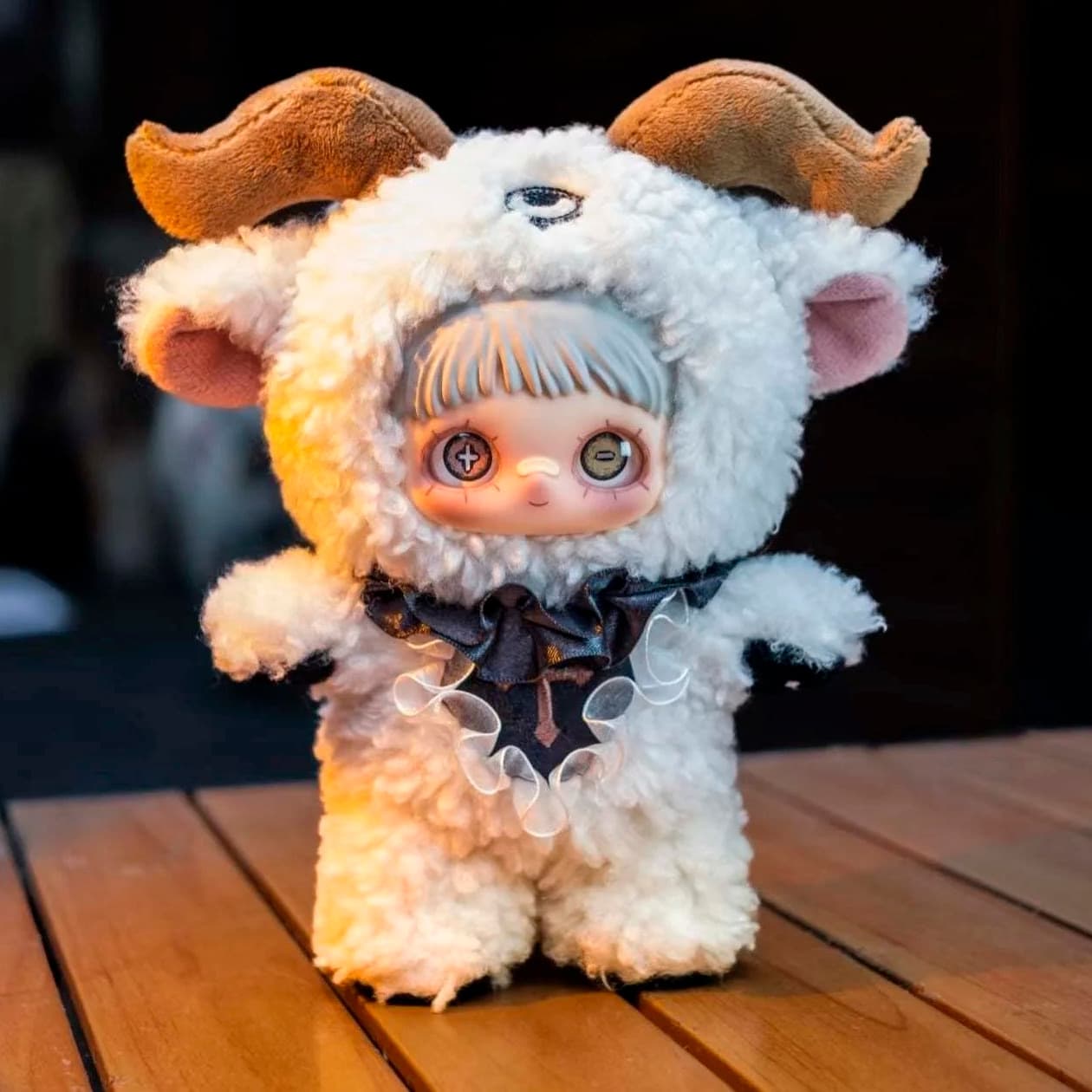 Фигурка 'Свет' из серии MayMei V2 Dark Forest Blind Box в костюме белой овечки