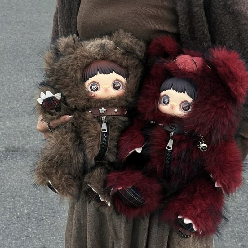 Фигурки из серии MayMei Rebel Doll Backpack Blind Box в руках