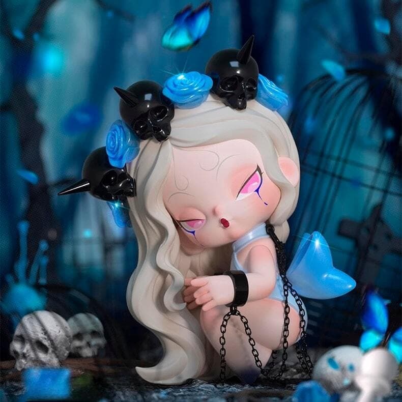 Фигурка 'Чары' из серии Nami Nightmare Core Blind Box в виде девушки с венком из голубых и черных роз