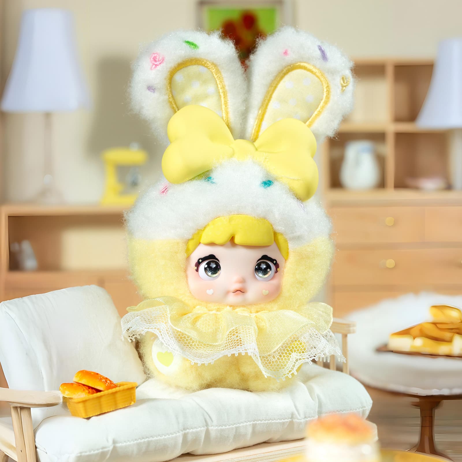 Фигурка 'Пудинг' из серии Nommi Baby Sweetheart Bunny Blind Box в желтом костюме зайчика