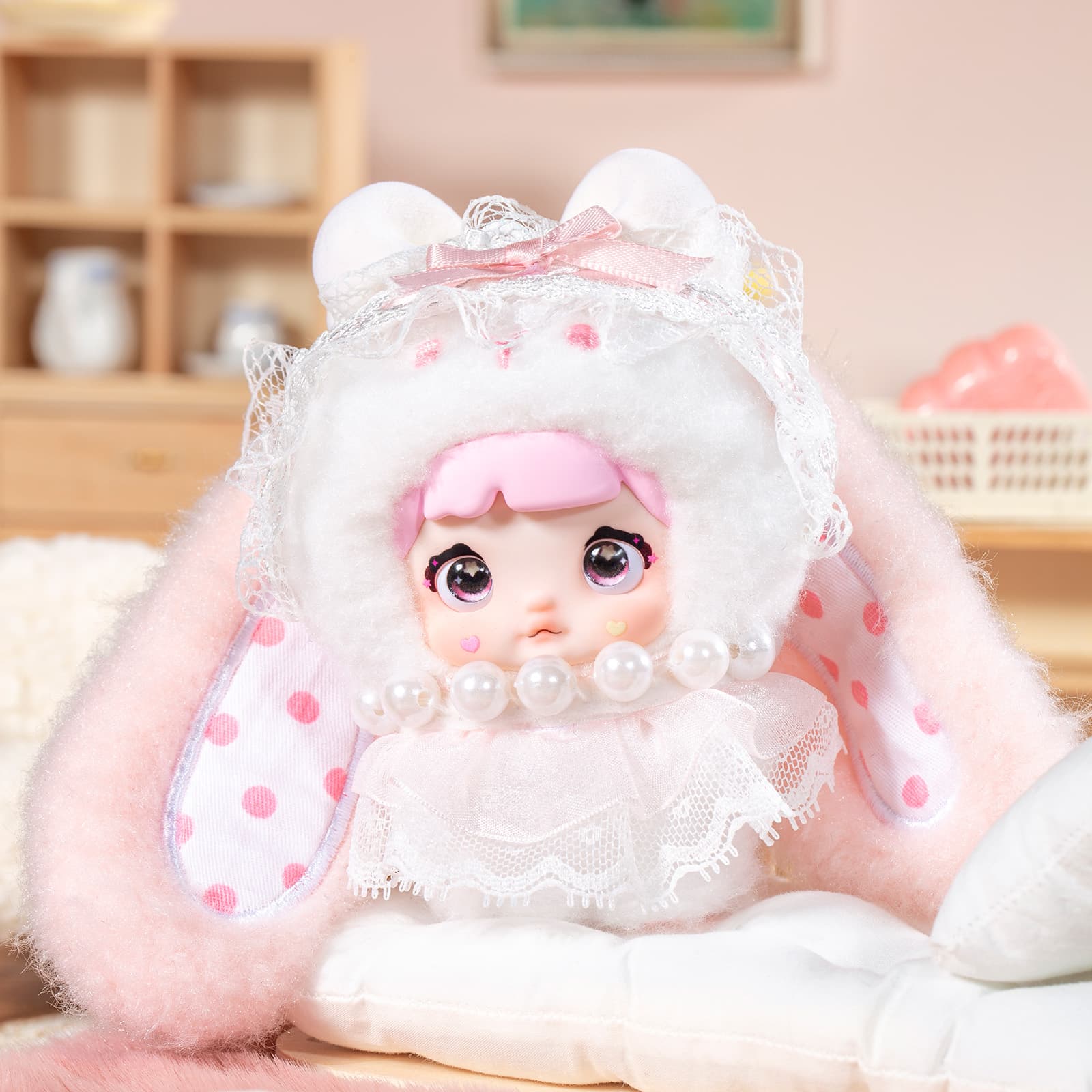 Фигурка 'Зефирка' из серии Nommi Baby Sweetheart Bunny Blind Box в белом костюме зайчика с висячими ушками
