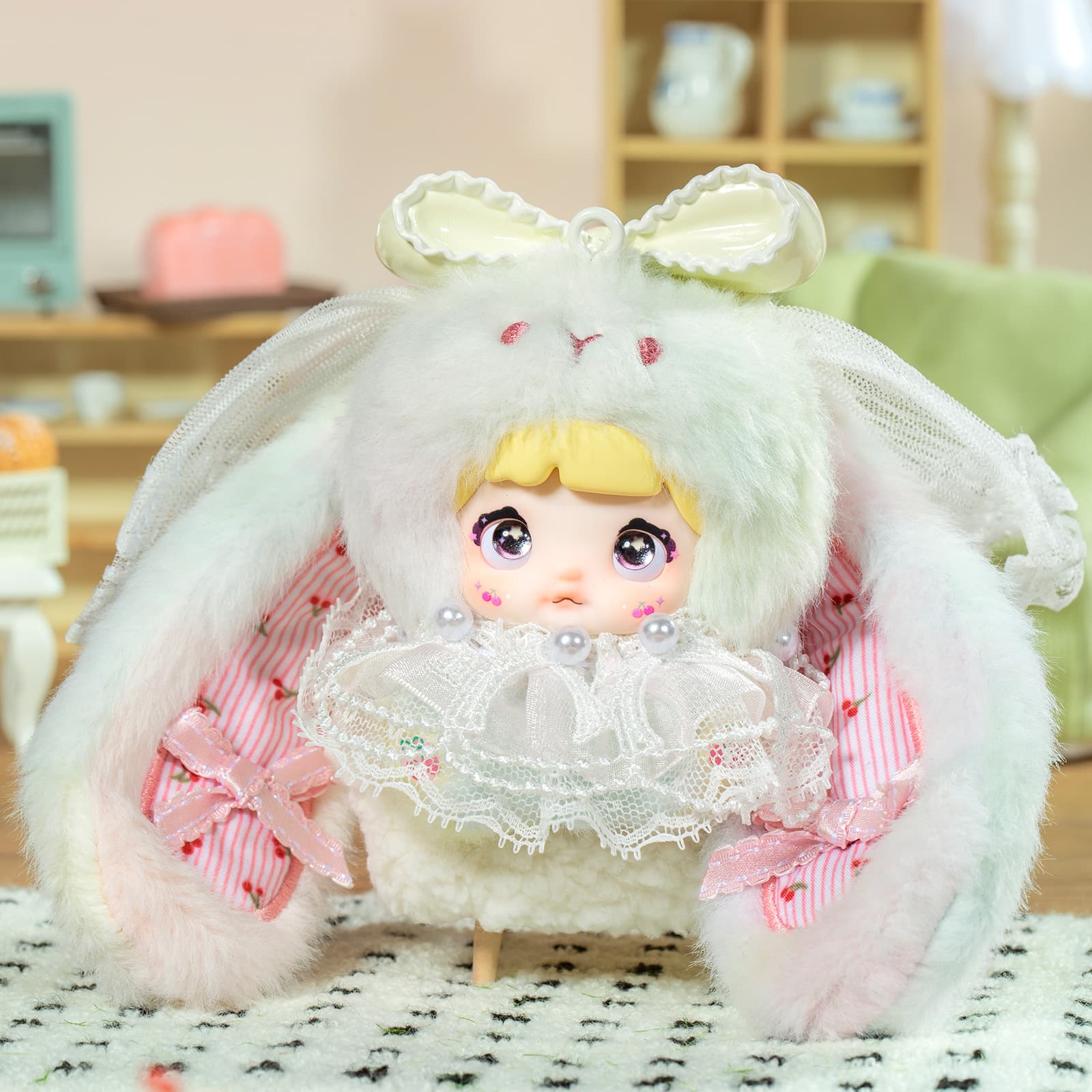 Секретная фигурка 'Черника' из серии Nommi Baby Sweetheart Bunny Blind Box в сине-розовом костюме зайчика — фото 5