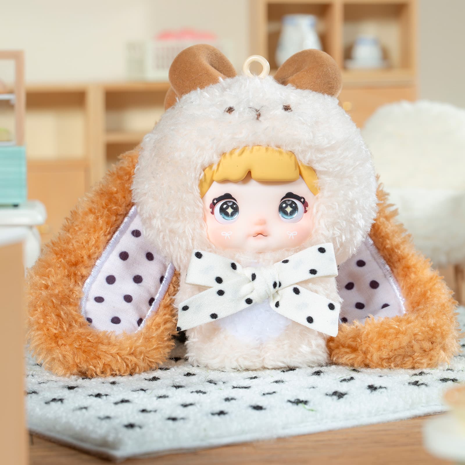 Фигурка 'Карамелька' из серии Nommi Baby Sweetheart Bunny Blind Box в коричневом костюме зайчика