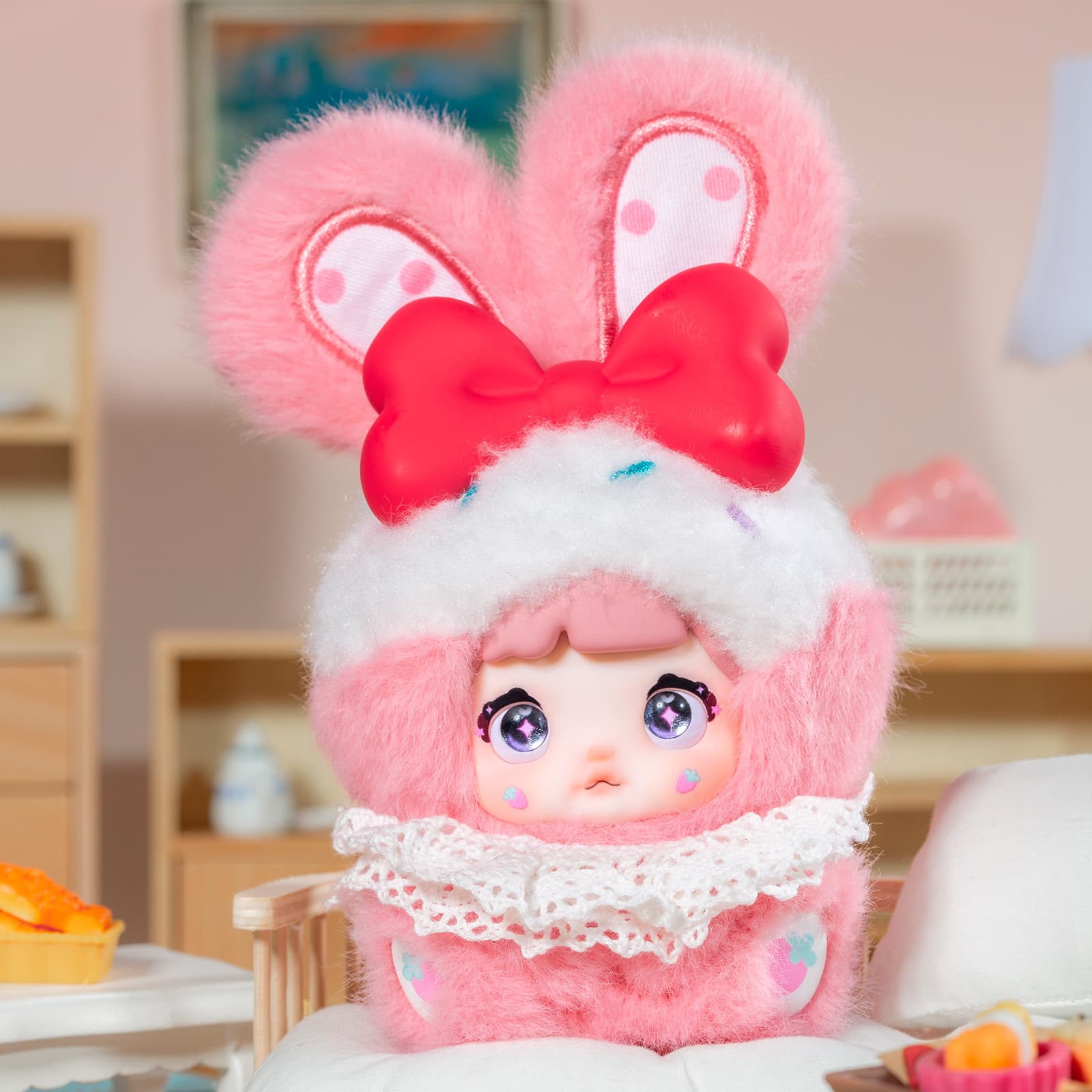 Фигурка 'Клубничка' из серии Nommi Baby Sweetheart Bunny Blind Box в розовом костюме зайчика