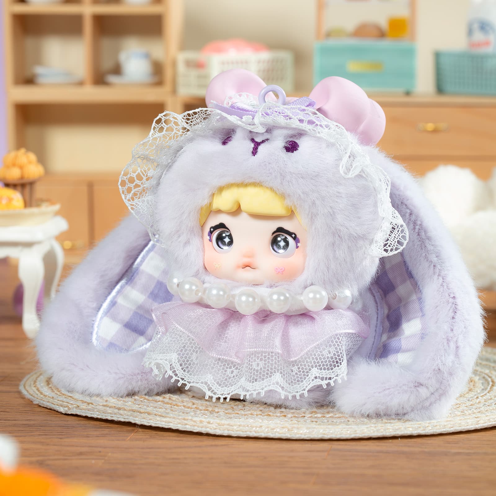 Фигурка 'Лаванда' из серии Nommi Baby Sweetheart Bunny Blind Box в белом костюме зайчика с сиреневыми ушками