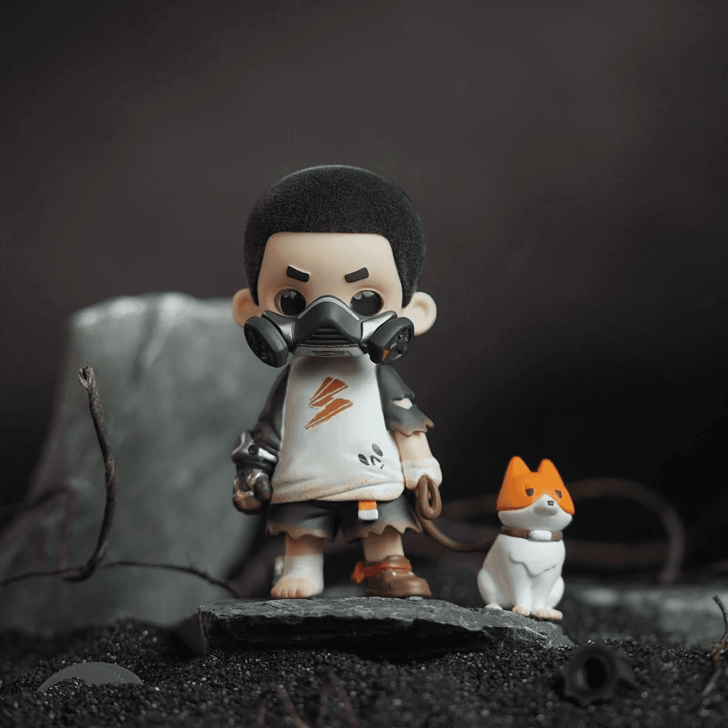 Секретная фигурка 'Выживший' из серии NOOK Wasteland Park Blind Box в виде мальчика в противогазе